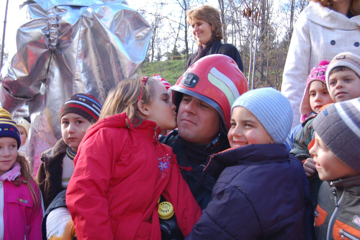 Pompierii obligă elevii să participe la exerciții de alarmare