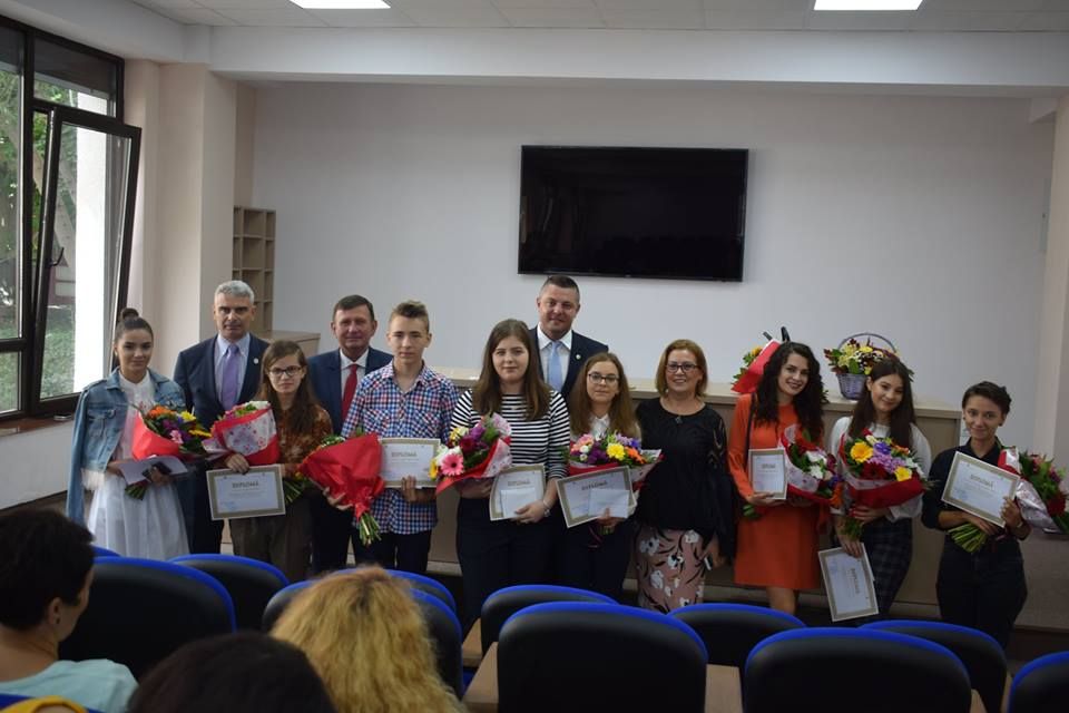 FOTO &amp; VIDEO: Elevii de 10 din Vaslui au fost premiați