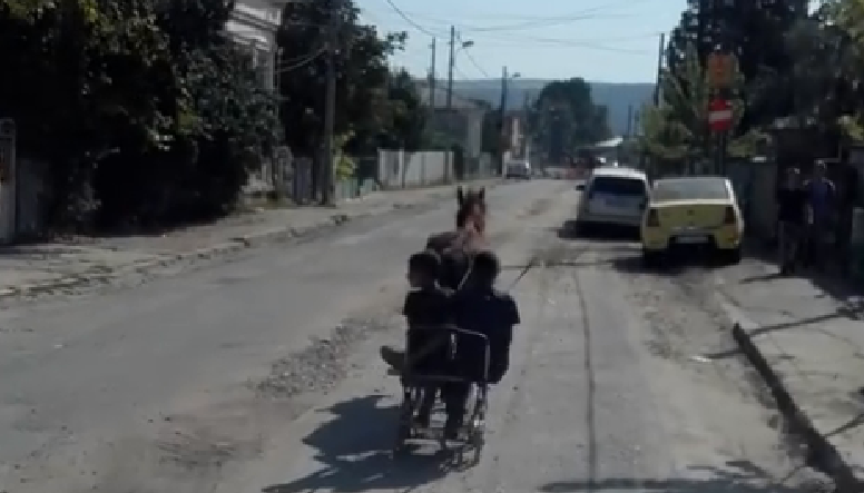 VIDEO. Vehicul inedit pe străzile din Bârlad