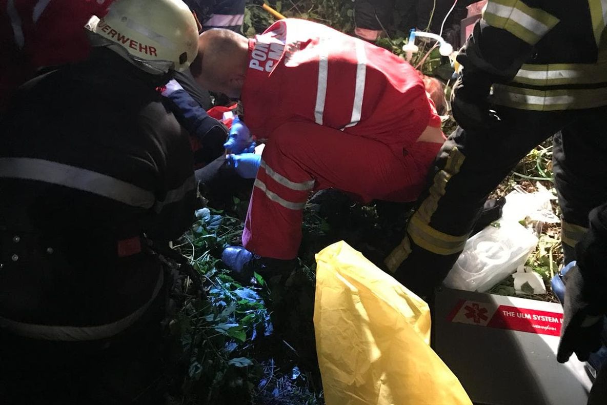 5 vasluieni în stare gravă, după ce s-au răsturnat cu mașina în râpă