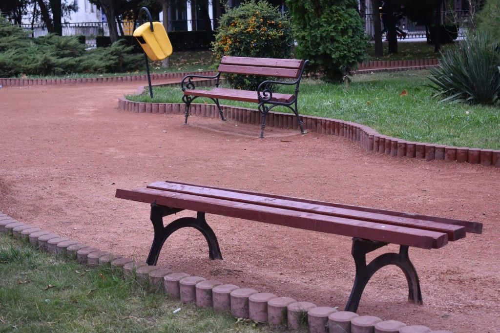 Bunuri publice distruse. Primăria asigură că vinovații vor fi amendați