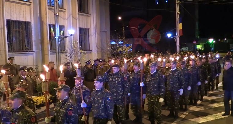 VIDEO. Emoționant! Retragere cu torțe de ziua Armatei Române la Bârlad