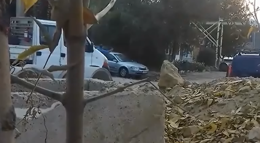 Angajat Aquavas Bârlad, filmat în timp ce-și spăla autoturismul personal în curtea instituției