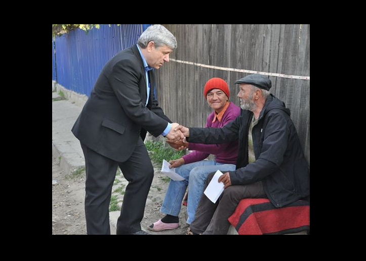 În Teleorman se scot morții la vot, la Bârlad li se urează „La mulți ani!”