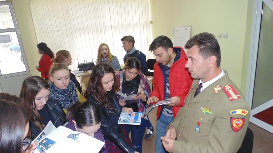 Profesia militară promovată în școlile vasluiene