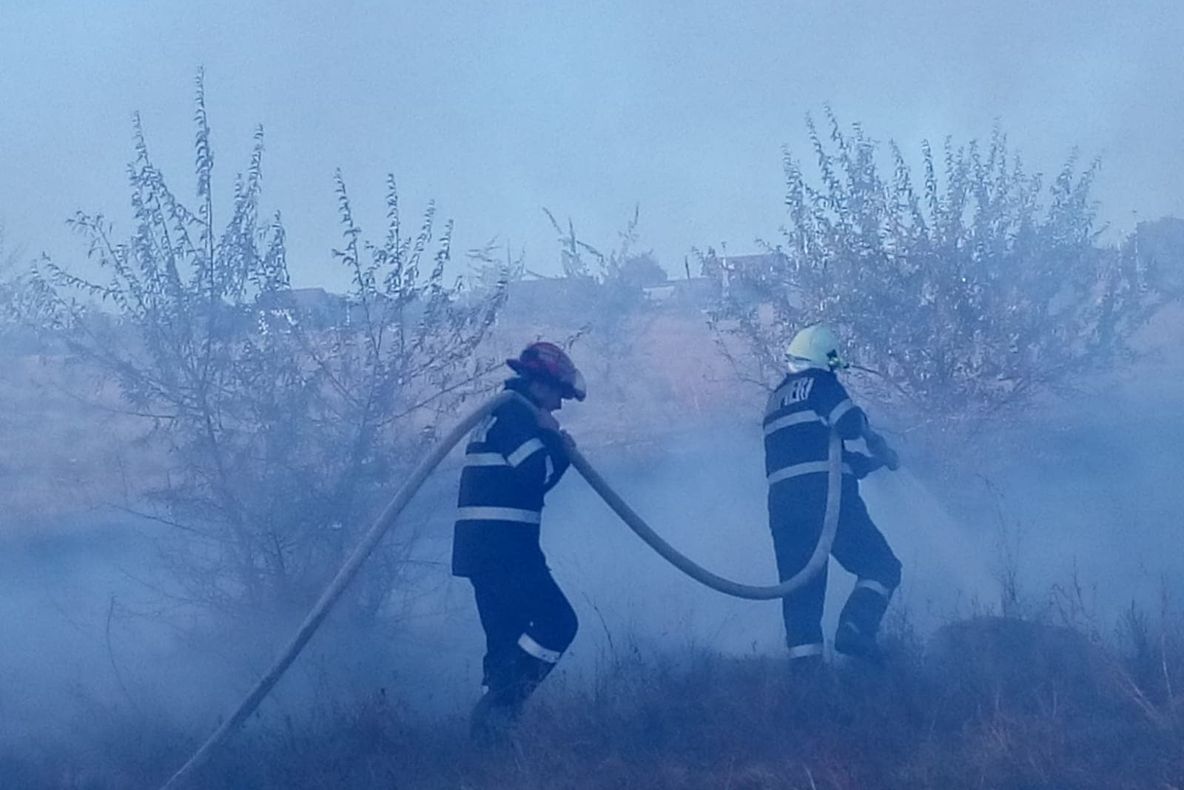 Pompierii avertizează: Incendiile de vegetație uscată, în creștere alarmantă