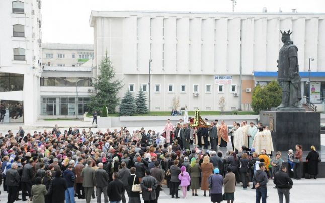 Procesiune cu veșmintele Sfintei Parascheva la Vaslui