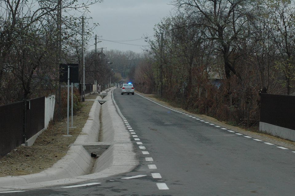 Asfalt așteptat de 20 de ani la Lunca Banului