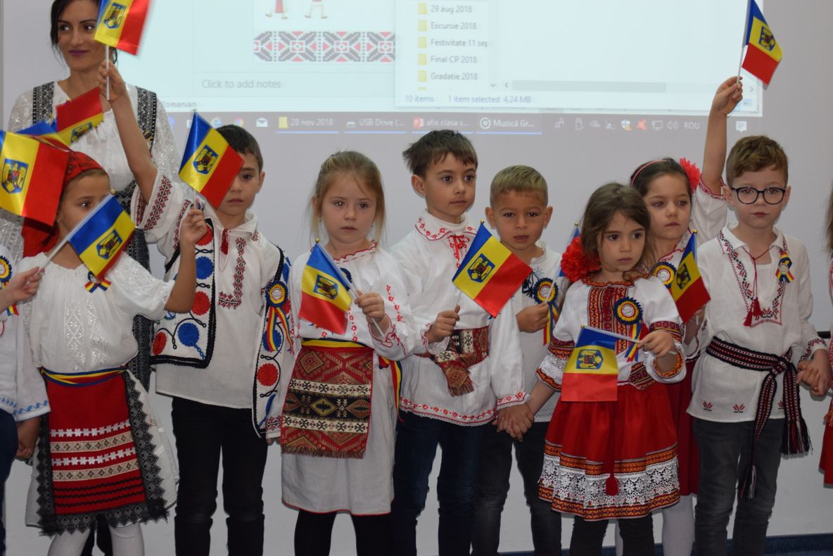 GALERIE FOTO: Au dat uniformele școlare pe hainele pe care le purtau străbunicii