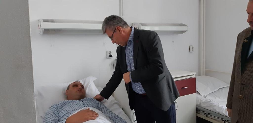 Pădurarul Radu Artenie, bătut grav de hoţii de lemne, a fost vizitat la spital de ministrul apelor şi pădurilor, Ioan Deneş