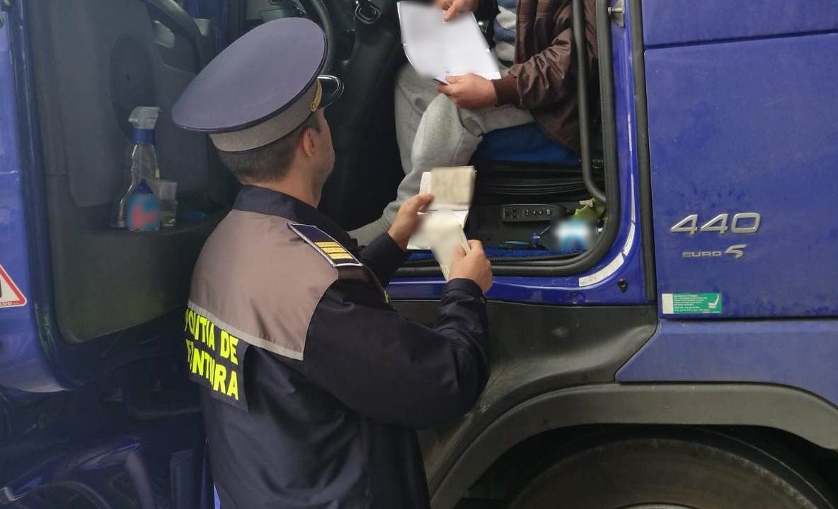 Un gălățean inconștient și-a dat mașina pe mâna unui minor