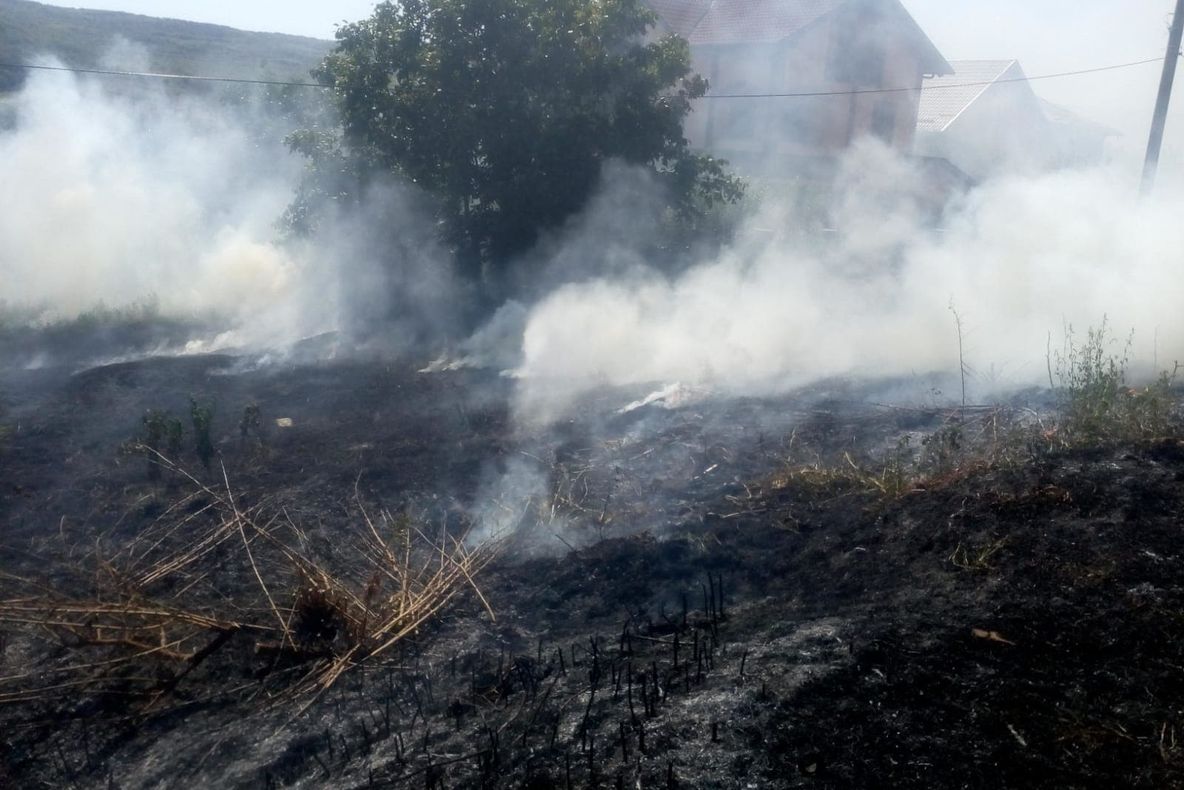În stare gravă la spital, după ce au încercat să stingă focul