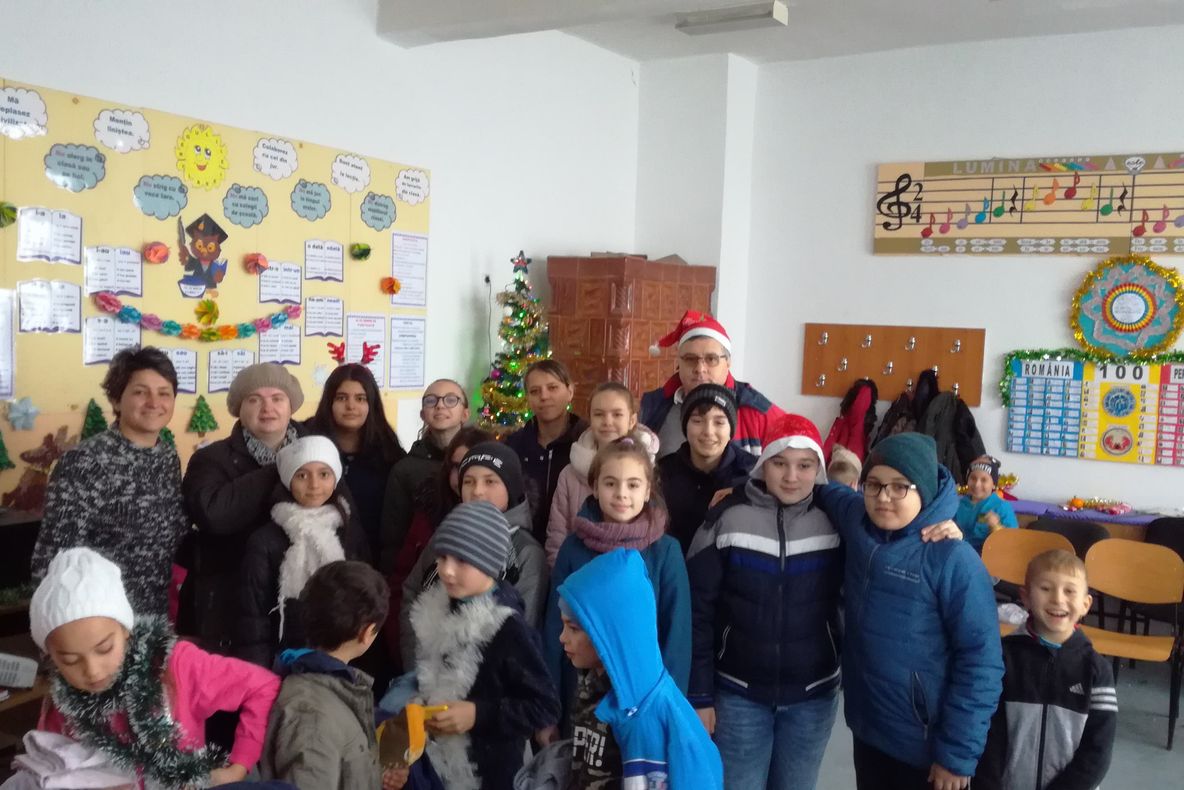 Elevii Școlii ”Mihail Sadoveanu” Vaslui, pe post de Moș Crăciun