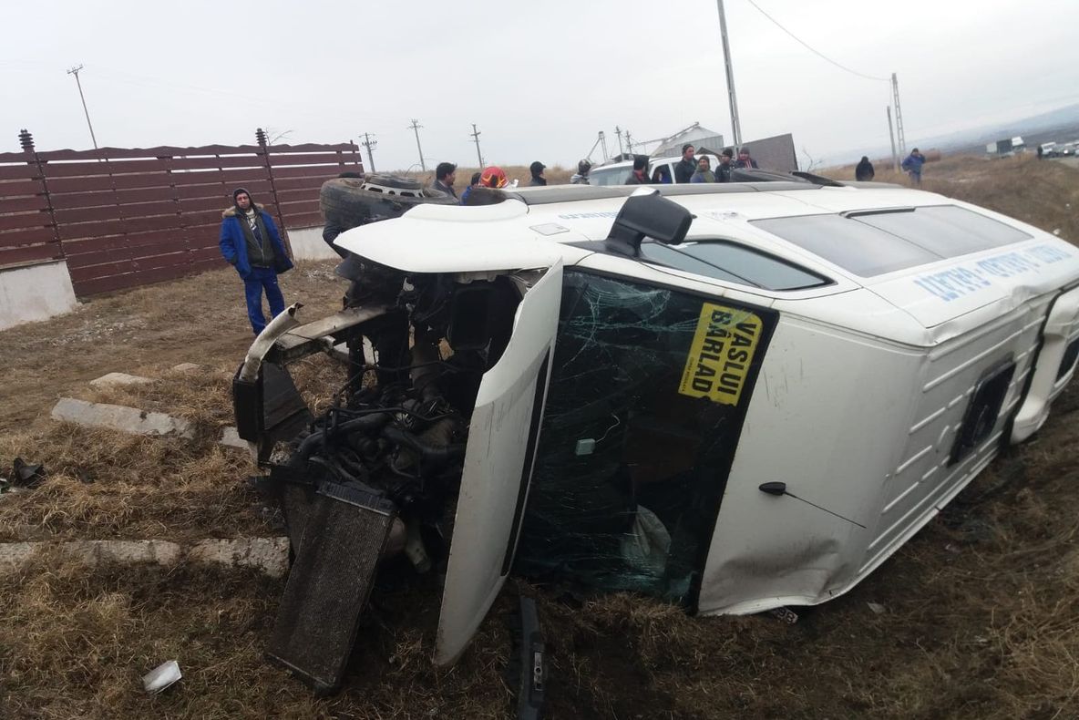 La un pas de carnagiu pe DE 581: un microbuz cu pasageri, izbit frontal de o autoutilitară