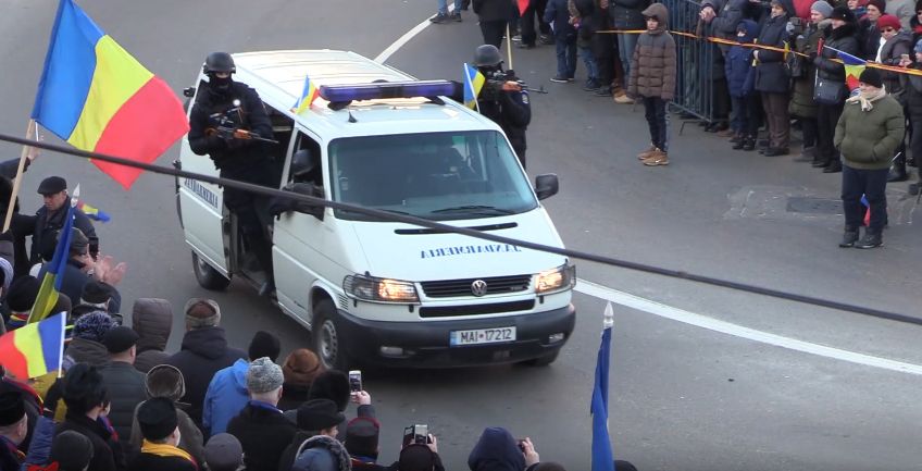 VIDEO. Defilarea de 1 Decembrie de la Bârlad, mult mai grandioasă decât anii trecuți