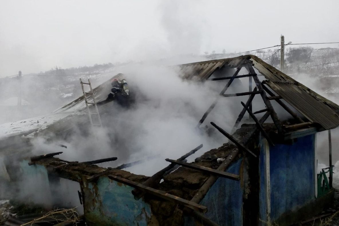 FOTO &amp; VIDEO: O familie din Pribești a rămas pe drumuri