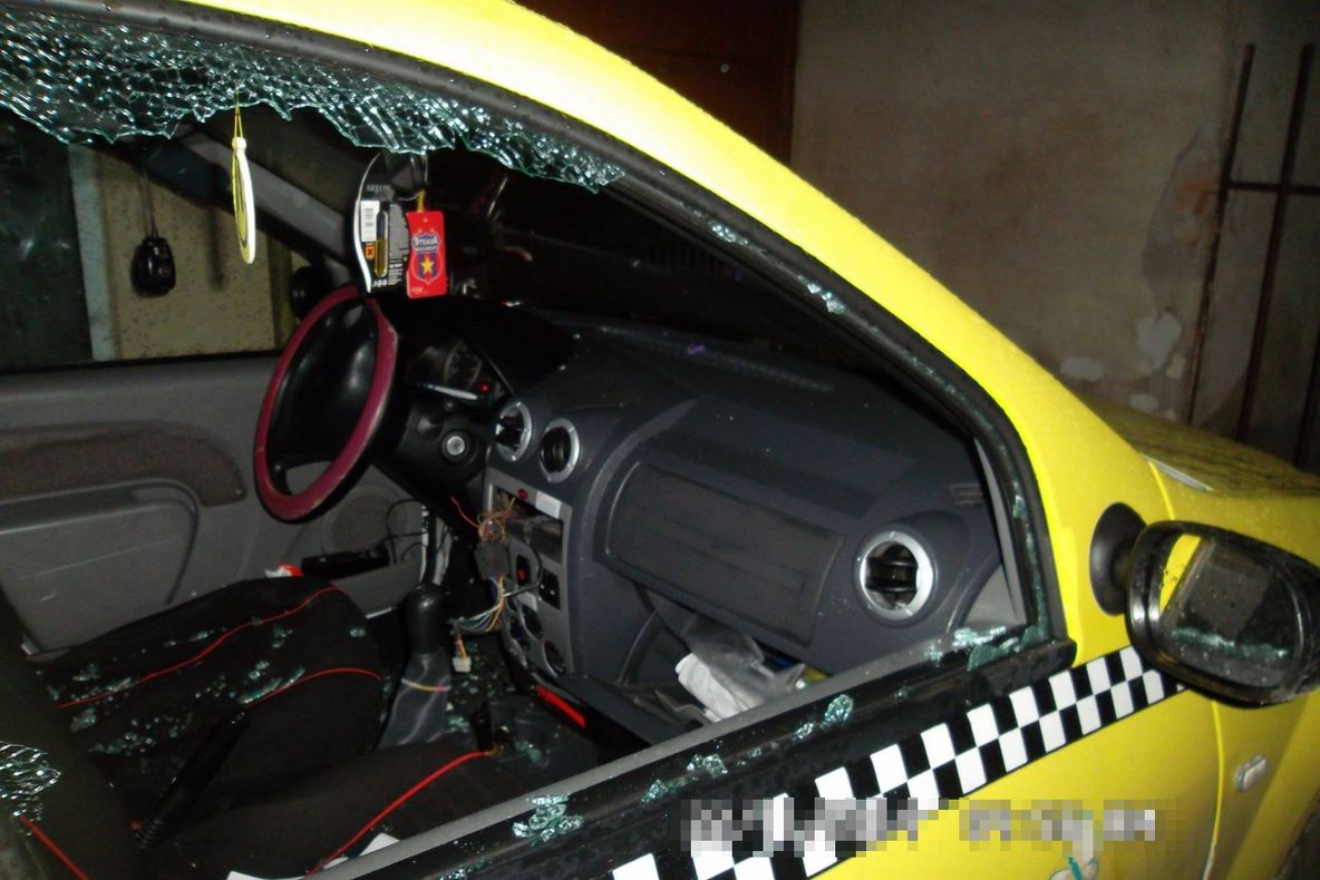 Taximetru vandalizat de un individ necunoscut, pe o stradă din Bârlad!