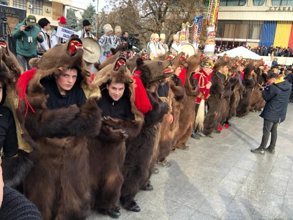 FOTO: Urșii de la Comănești, atracția Festivalului de Datini de la Vaslui