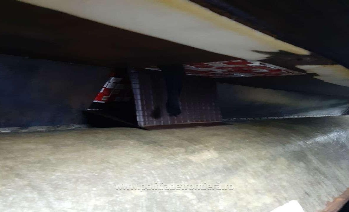 Țigări de contrabandă, ascunse în tavanul unui microbuz