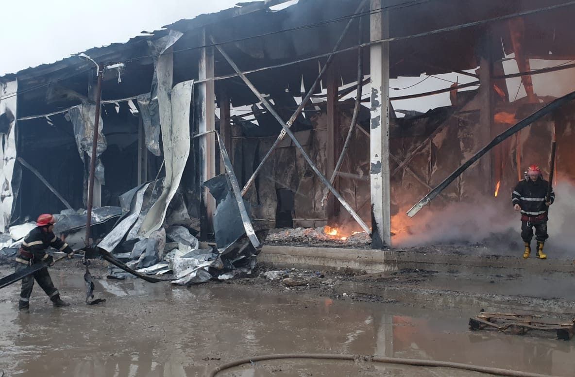 VIDEO. Abatorul de păsări de la Sălcioara, cuprins de flăcări