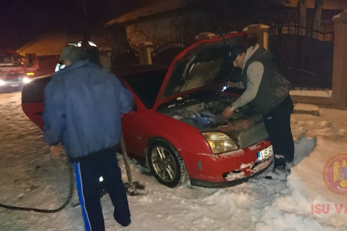 Bârlad: motorul unei mașini a luat foc pe o stradă din Podeni