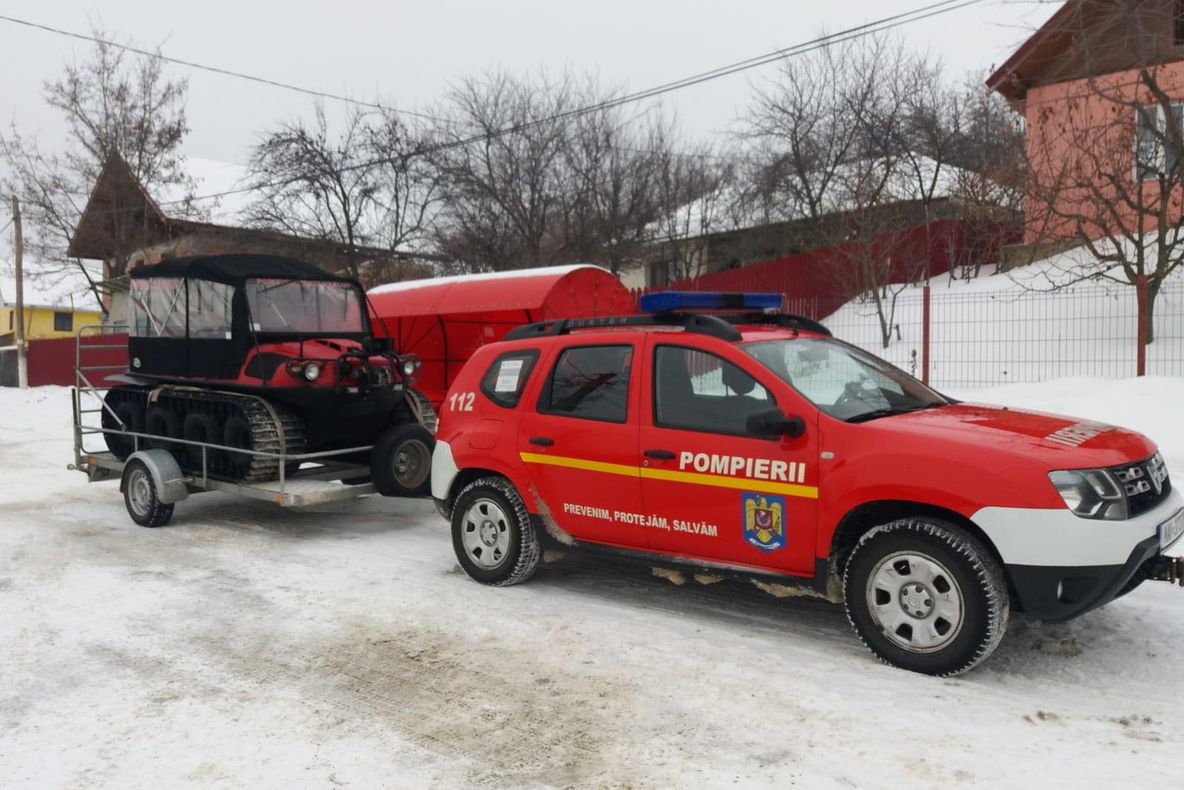 Șenilată în sprijinul unei ambulanțe la Zăpodeni