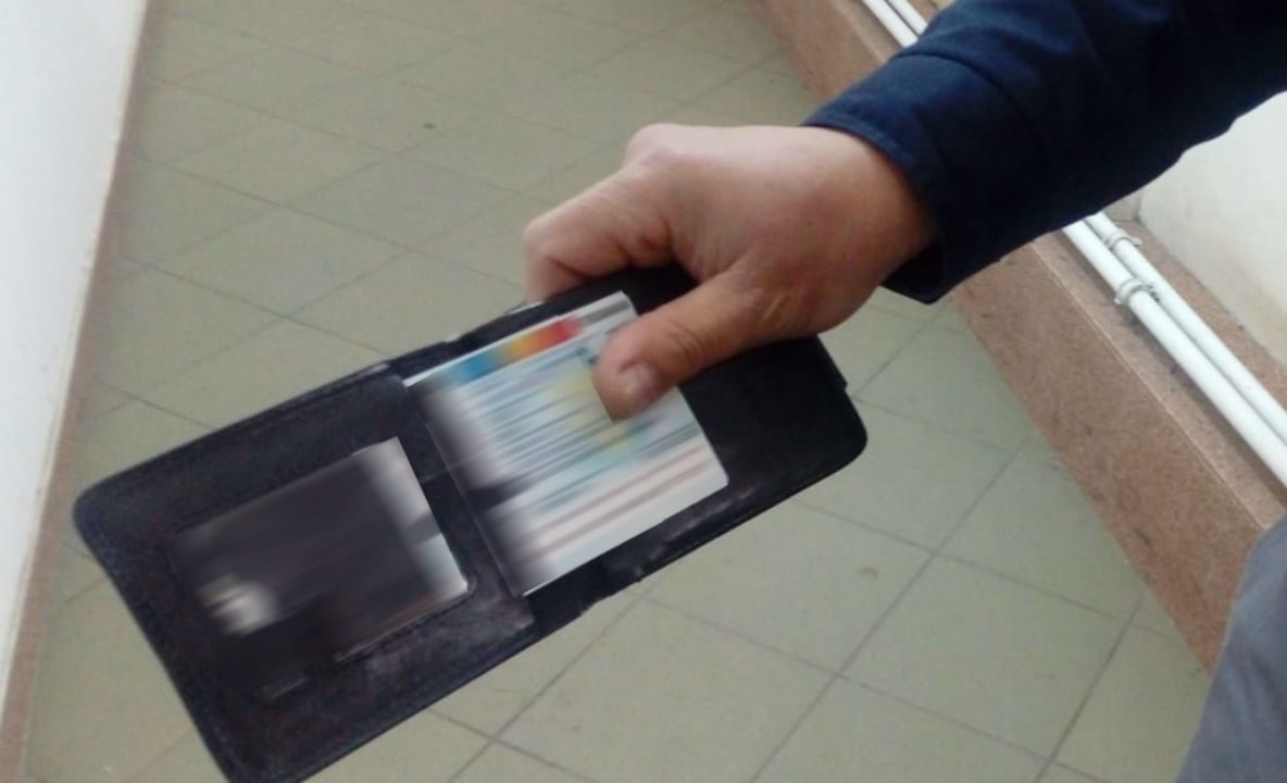 Carte de identitate falsă ascunsă în bagaj, descoperită la controlul de frontieră