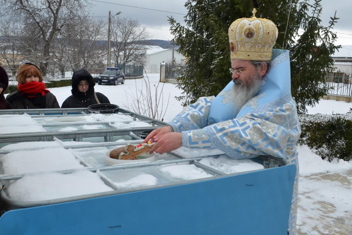 Sute de vasluieni au primit Agheasma Mare de la PS Ignatie