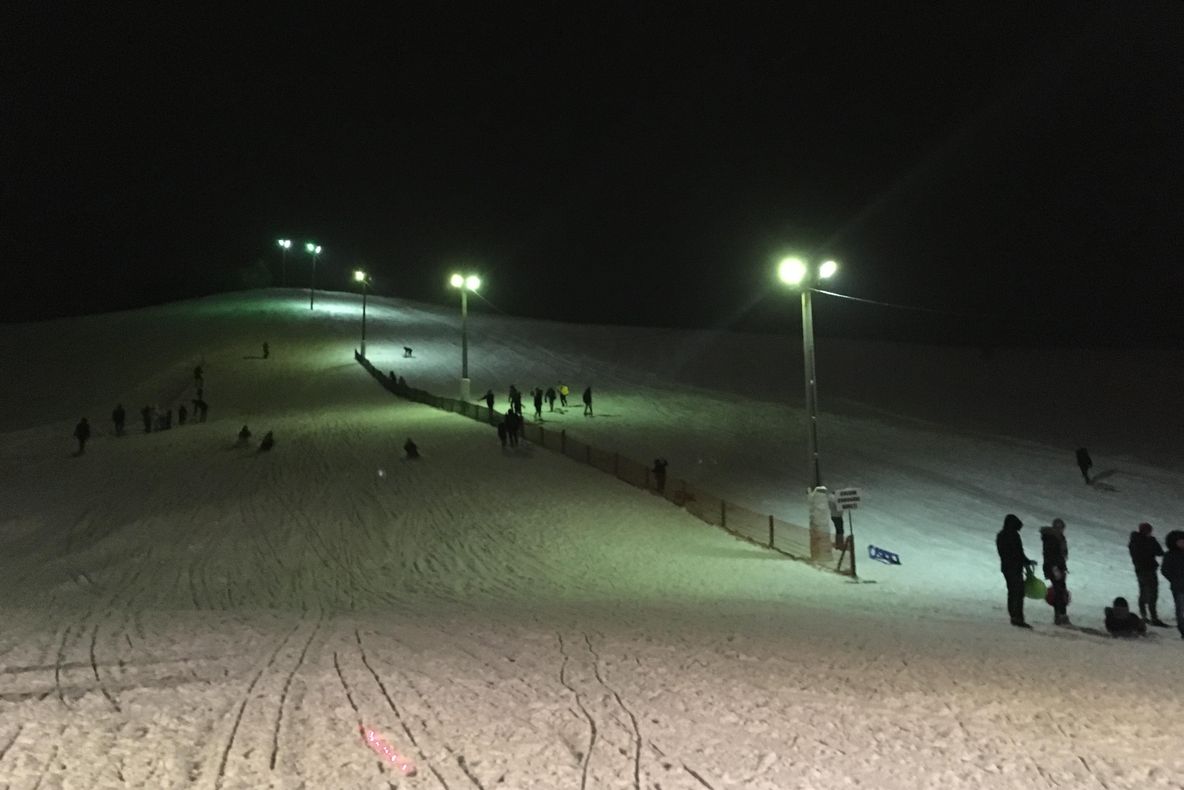 Sute de vasluieni la pârtia de săniuș de la Viișoara