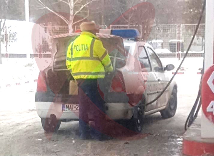 LEGAL sau ILEGAL? Polițist surprins cu bidoanele în portbagaj la o benzinărie din Bârlad!