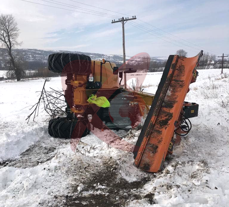 Docăneasa: Un utilaj de deszăpezire a fost lovit de un tren