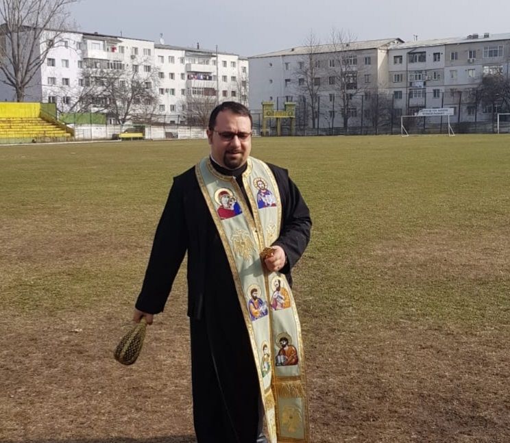 Hușenii au sfințit stadionul
