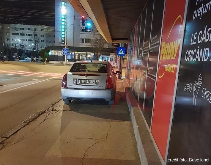 POZA ZILEI. Parcare pe trotuar, în centrul Bârladului
