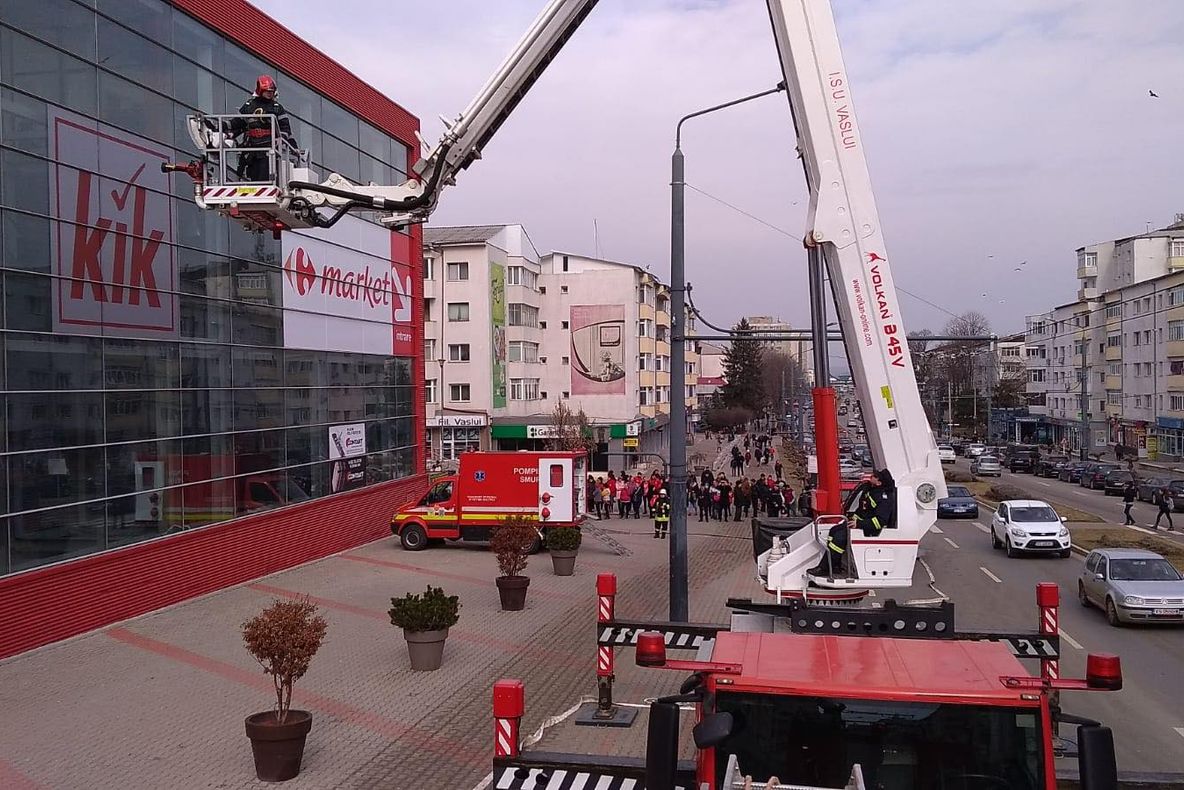 FOTO: Pompierii au simulat o intervenție la un incendiu în incinta fostului magazin Central