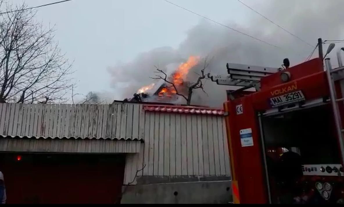 Pompierii s-au luptat 11 ore cu flăcările la Munteni de Jos