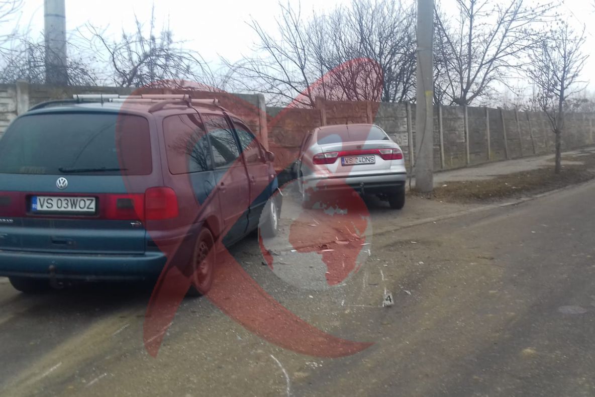 FOTO. Bârlad: accident rutier cu două mașini implicate în zona Liceului „Mihai Eminescu”