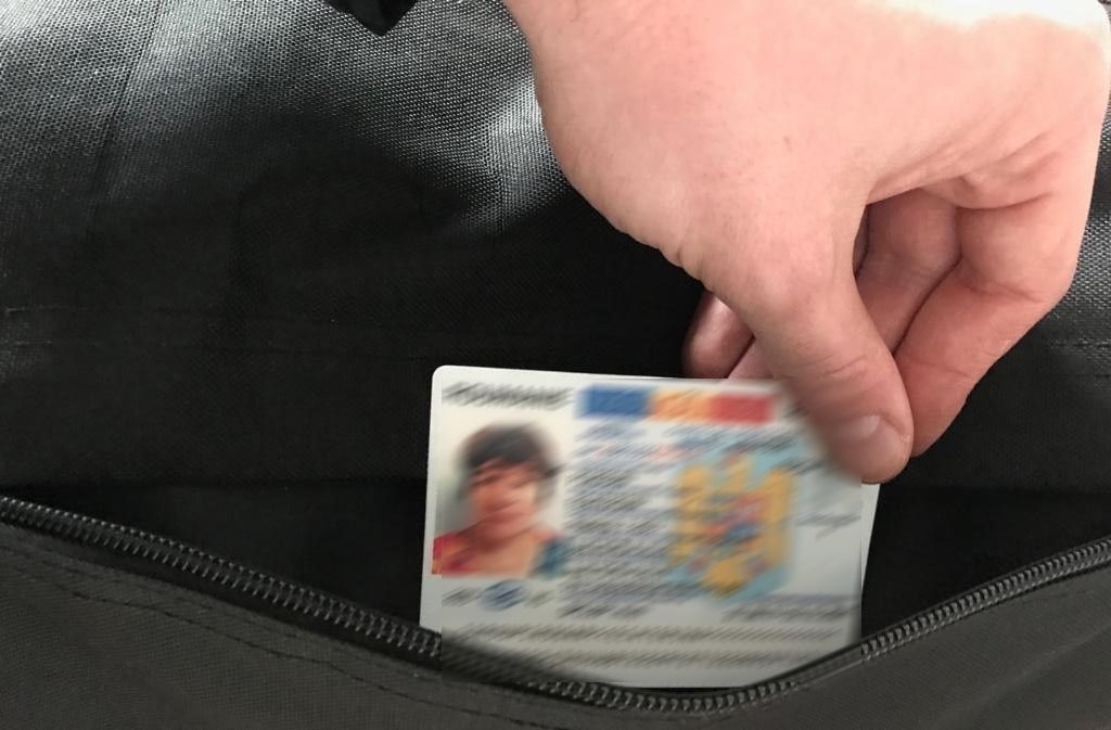 Cărți de identitate false descoperite de polițiștii de frontieră