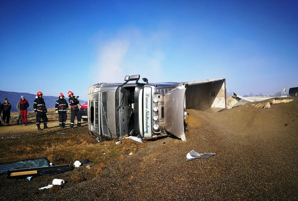 Tir din Vaslui, răsturnat în județul Neamț