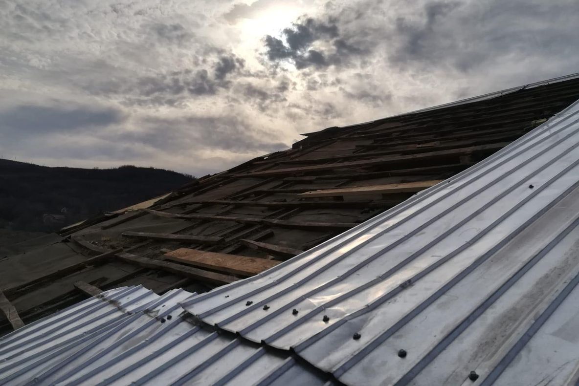 Acoperișul unui bloc din Huși, smuls de vântul puternic