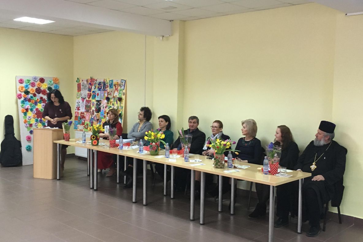 Copiii cu CES au zugrăvit primăvara prin culoare