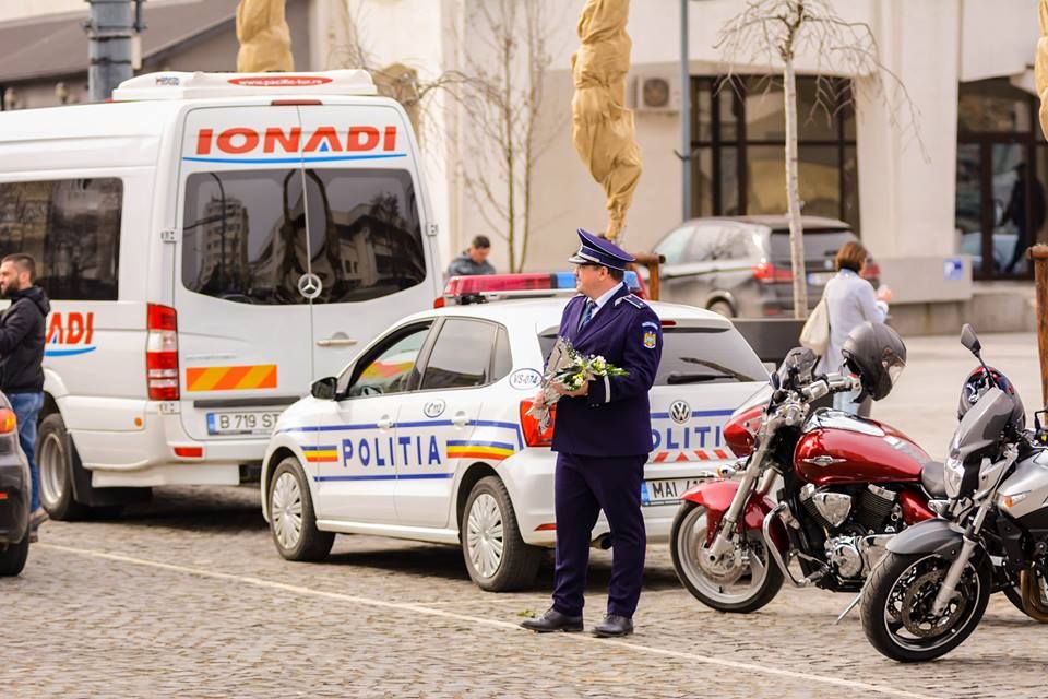 Polițiștii au împărțit flori de 8 martie
