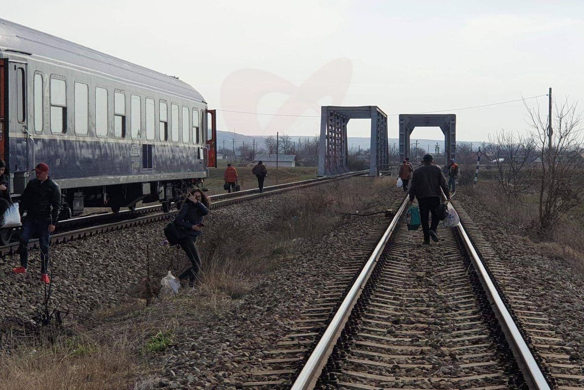 Un tren s-a defectat după ce a plecat din Gara Bârlad. Călătorii au rămas în câmp