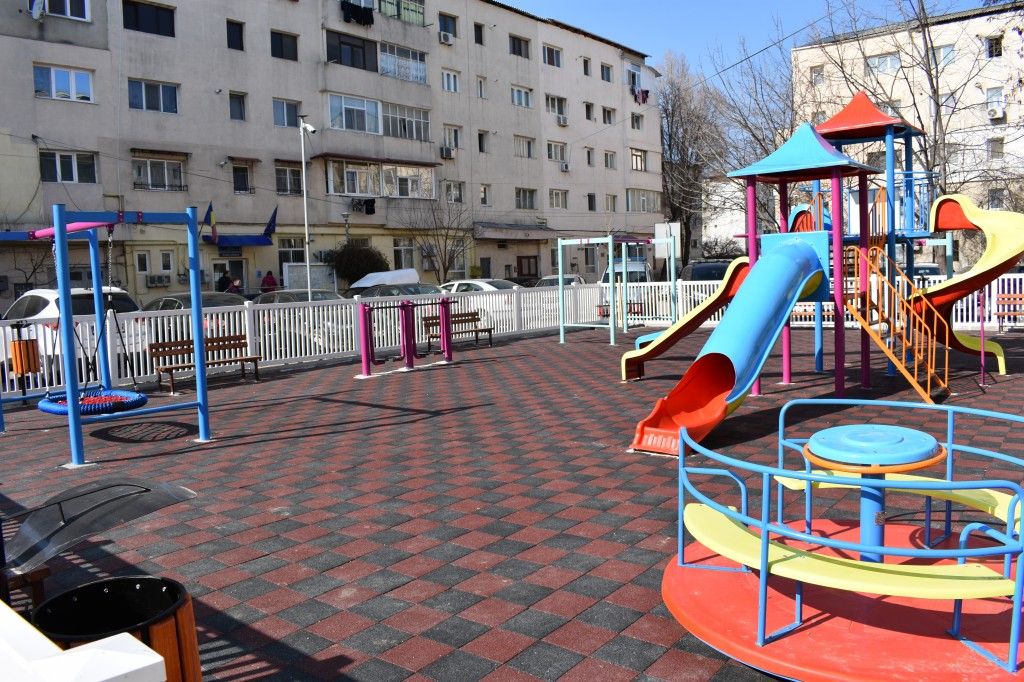Două parcuri de joacă modernizate, inaugurate astăzi de Primăria Bârlad
