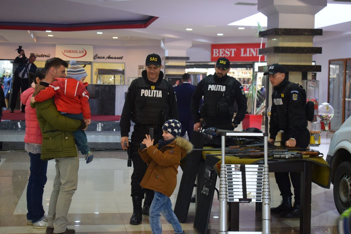 Poliția și-a scos tehnica la Mall