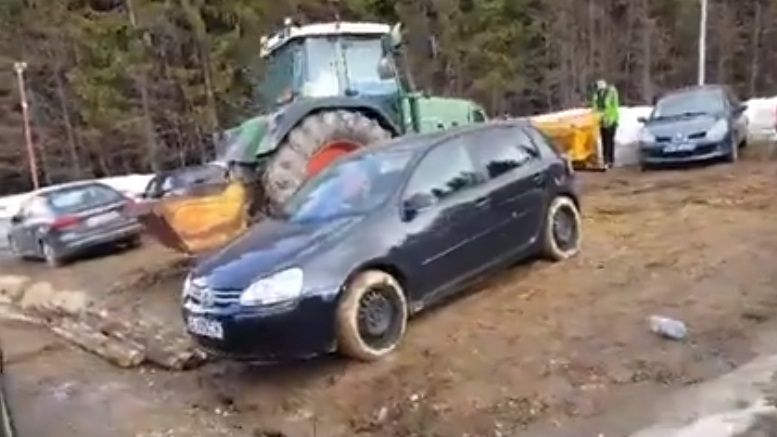 Vasluian, în stare gravă, după ce a fost călcat de un tractor