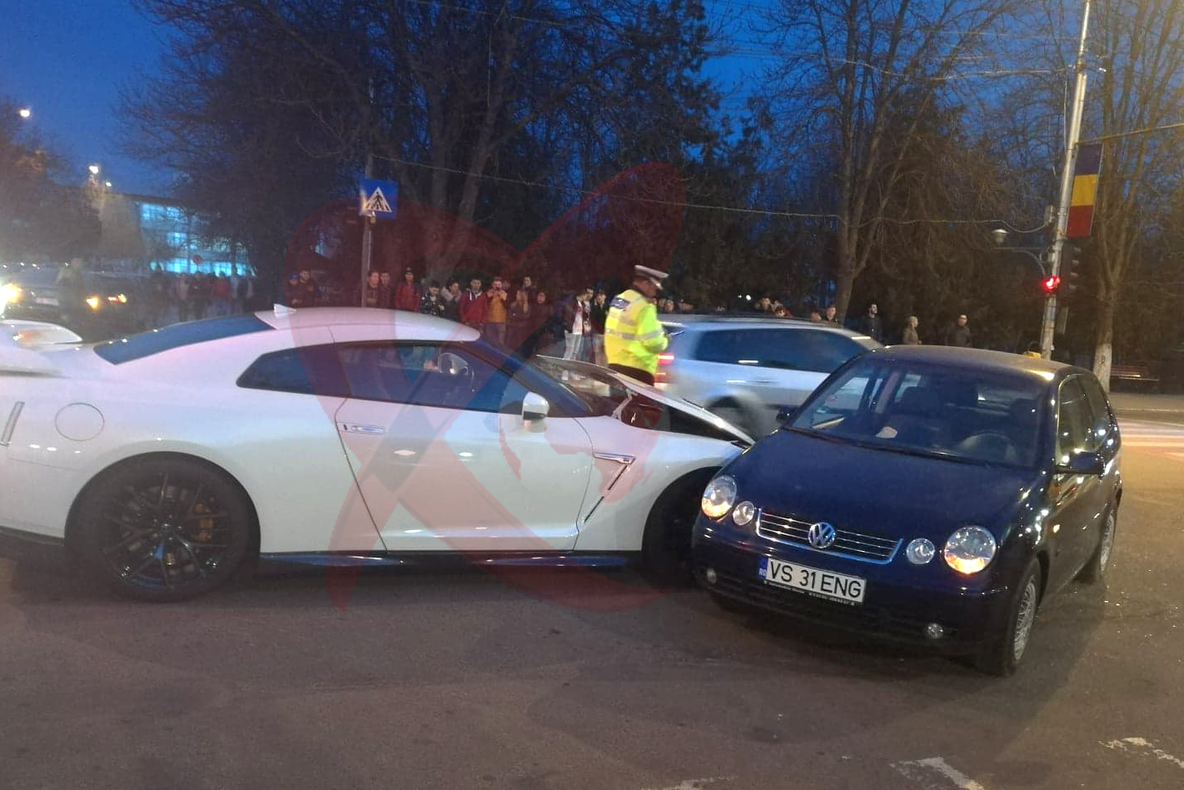 FOTO. Accident spectaculos în zona Crolux din Bârlad