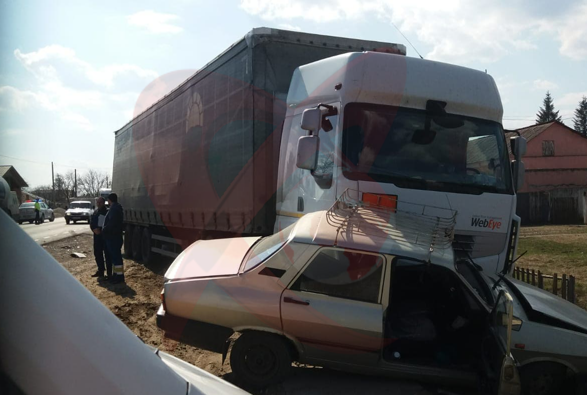 Tutova. Secretarul Primăriei, implicat într-un accident chiar în fața instituției