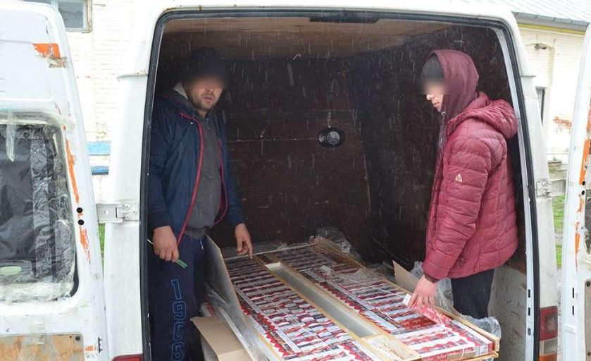 Ţigări de contrabandă ascunse în interiorul unor uşi de pal, confiscate la frontieră
