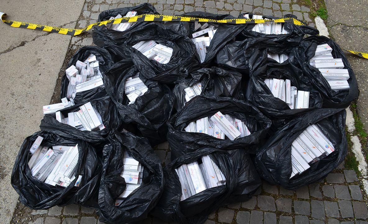 Ţigări de contrabandă ascunse în plafonul unui microbuz, confiscate la frontieră