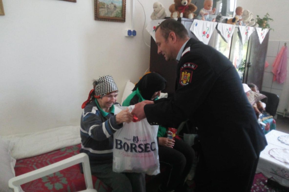 Pompierii i-au vizitat pe beneficiarii Centrului de la Mălăiești